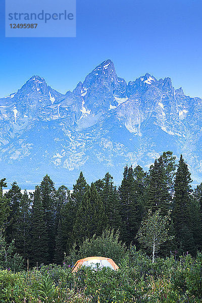 Ein Zelt auf einer Wiese vor den Grand Teton Mountains  Jackson Hole  Wyoming