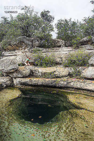 Jacob's Well in der Nähe von Wimberley  Texas  ist eine einzigartige geologische Besonderheit und eine tolle Möglichkeit  einen heißen Sommertag in Texas zu verbringen.