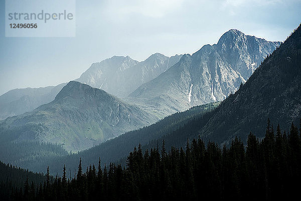 Mystische Berglandschaft während eines Gewitters