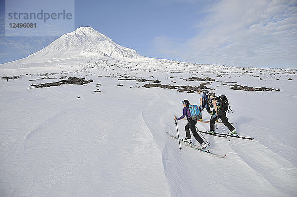 Gruppe von Skifahrer Ascend Mount Saint Augustine Volcano  Alaska  Usa