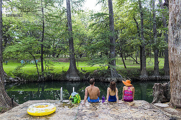 Das Blue Hole in Wimberley  Texas  ist an heißen Sommertagen ein beliebtes Ziel für Touristen und Einheimische. Das klare  kühle Wasser fließt durch Zypressen und bietet eine Zuflucht vor der texanischen Hitze.