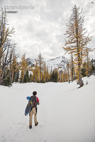 Ein Rucksacktourist wandert durch den Schnee zum Frosty Mountain im Manning Provincial Park  BC  Kanada.