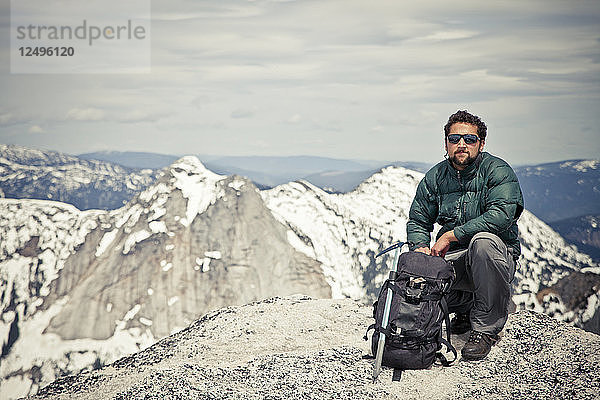 Ein Rucksacktourist posiert für ein Foto auf dem Gipfel des Needle Peak  BC  Kanada.