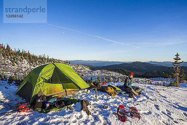 Camper und ihr Zelt auf dem Mt. St. Helens im Winter.