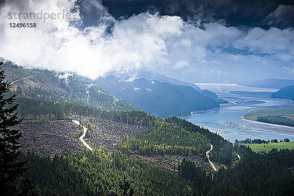 Ein Fluss windet sich an einem stürmischen Tag in Revelstoke  British Columbia  durch die Berge.