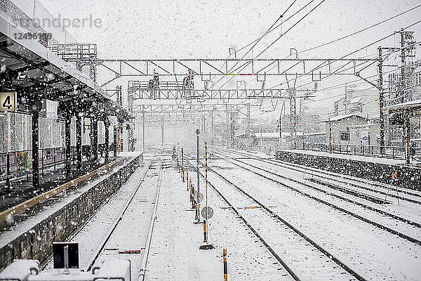 Schneesturm auf einem Bahnhof in Japan