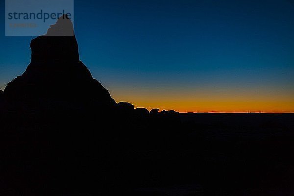 Silhouette der Felsformation bei Sonnenuntergang in Utah  USA