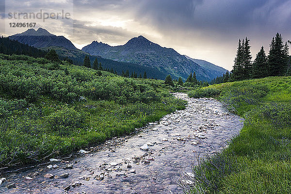 Colorado Bergszene mit einem Fluss und Berge nach einem Gewitter bei Sonnenuntergang