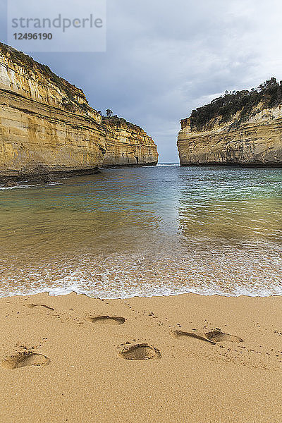 Sandige Fußabdrücke direkt am Meer an der Great Ocean Road  Victoria  Australien