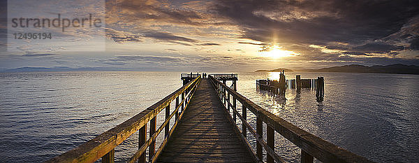 Der Davis Bay Warf bei Sonnenuntergang in der Nähe von Sechelt B.C.  Kanada.