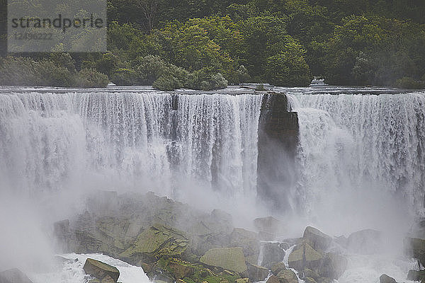 Oberer Teil der American Falls  des zweitgrößten Wasserfalls im Niagara-Falls-Kollektiv.