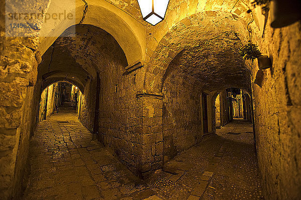 Nachts beleuchtete Steinkorridore in Dubrovnik  Kroatien