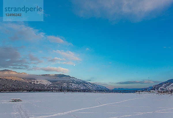 Schneebedeckte Sandzunge in der Columbia River Gorge bei Hood River