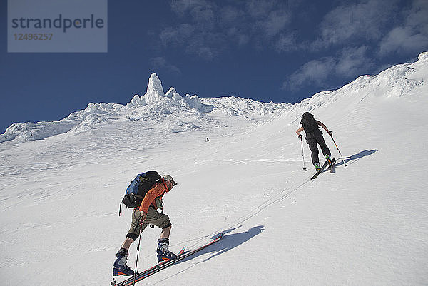 Zwei Skifahrer Wandern in Mount Saint Augustine Volcano  Alaska  Usa