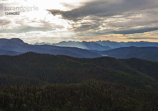 Sonnenstrahlen bei Sonnenaufgang auf dem Colorado Trail in der Nähe von Durango