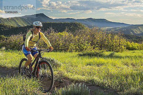 Eine Frau beim Mountainbiking auf dem Horse Gulch Trail System  Durango  Colorado