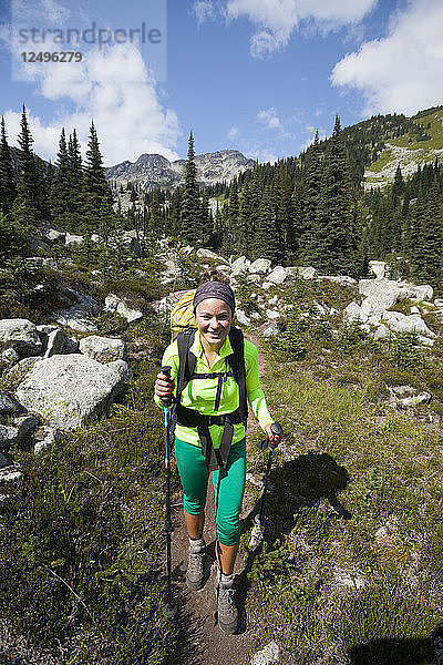 Bergsteigerin beim Wandern auf dem Mount Marriott in British Columbia