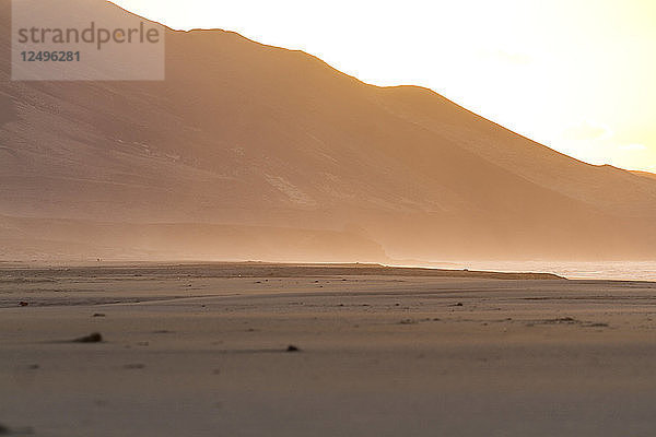 Leerer Sandstrand bei Sonnenuntergang. Fuerteventura  Kanarische Inseln