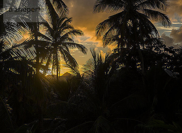 Blick auf den Sonnenuntergang vom POZ Restaurant bei Calibishie  Dominica