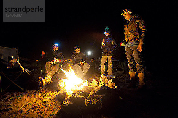 Dave Steiner  Ephraim Learned  Maria Hidalgo und Chessa Jones sitzen um ein Lagerfeuer in Moab  Utah.