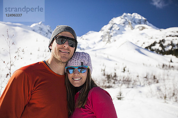 Ein aktives junges Paar posiert für ein Foto unterhalb des Joffre Peak beim Wandern in British Columbia  Kanada.