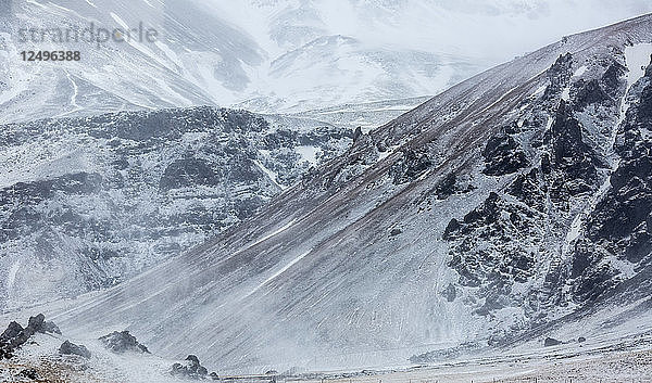 Landschaftliche Ansicht von schneebedeckten Berg in Island