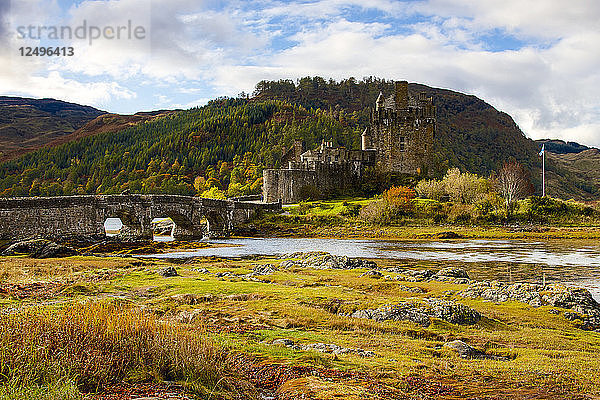 Eilean Donan Castle mit Blick auf die Brücke  die zum Schloss führt