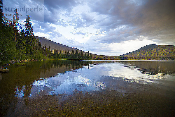 Stürmischer Himmel über dem Indianpoint Lake  Bowron Lake Provincial Park  British Columbia  Kanada.