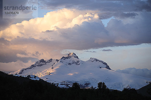 Der Tronador ist ein erloschener Vulkan in den patagonischen Anden  der an der Grenze zwischen Argentinien und Chile in der Nähe der Stadt Bariloche liegt. Der Gipfel liegt im Nahuel-Huapi-Nationalpark.