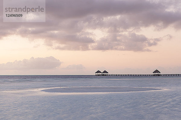 Unberührter tropischer Strand bei Sonnenaufgang und Ebbe mit Holzsteg in Cayo Guillermo. Kuba