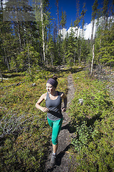 Trailrunning im Bowron Lake Provincial Park.