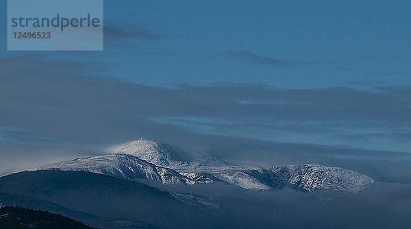 Mount Washington und auf dem Gipfel Das Mount Washington Observatorium  bedeckt mit Schnee und Reif.