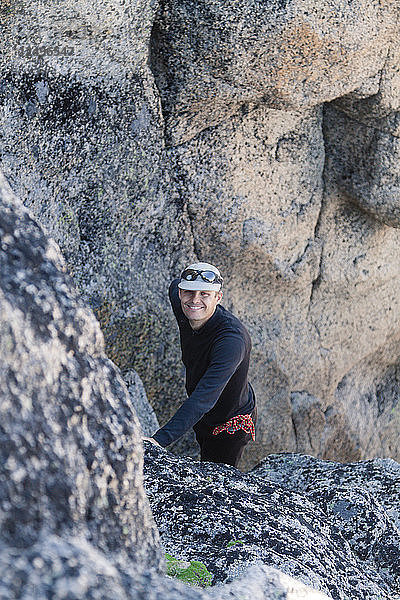 Porträt eines Bergsteigers  aufgenommen bei einer Klettertour auf den Grimface Mountain im Cathedral Lakes Provincial Park  British Columbia  Kanada.