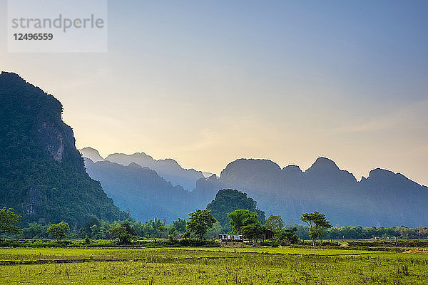 Karstlandschaft bei Sonnenuntergang  Vang Vieng  Provinz Vientiane  Laos