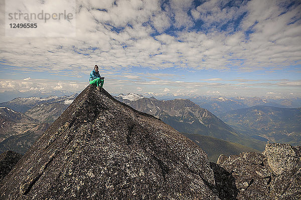Bergsteigerin auf dem Gipfel des Mount Marriott sitzend