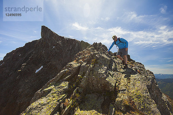 Wanderer beim Abstieg vom Lady Peak im Cheam-Gebirge