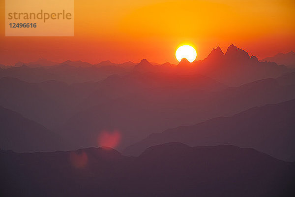 Die Sonne geht hinter dem Mount Judge Howay unter  gesehen von Chilliwack  British Columbia  Kanada.
