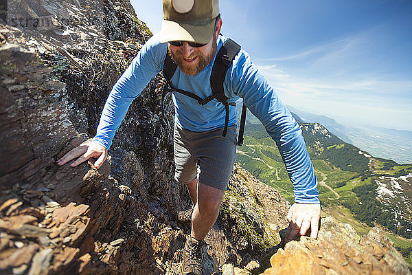 Wanderer beim Besteigen des Lady Peak in der Cheam¬ÝMountain Range
