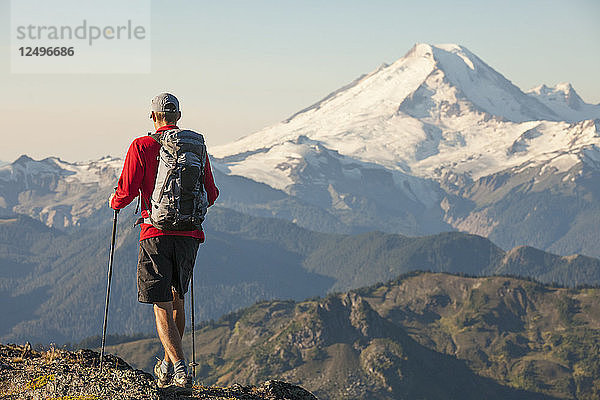 Mann beim Wandern im North Cascades National Park mit Blick auf den Mount Baker