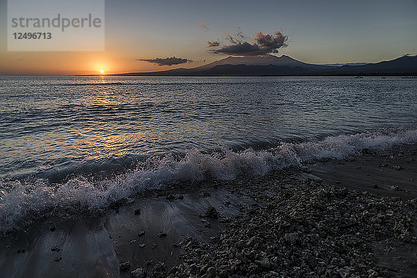 Blick auf den Sonnenaufgang in Gili Air  Gili-Inseln  Indonesien