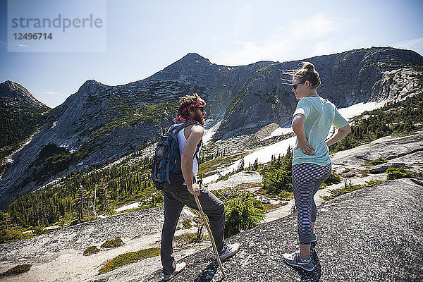 Zwei Rucksacktouristen halten inne  um sich zu unterhalten  während sie zum Needle Peak  British Columbia  Kanada  wandern.