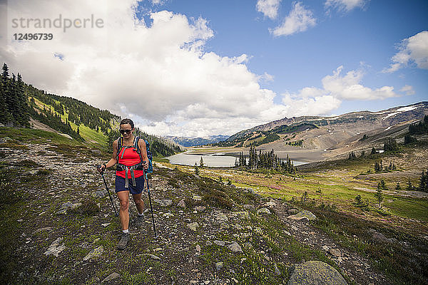 Eine junge Frau wandert in der Nähe des Helm Lake im Garibaldi Provincial Park  British Columbia  Kanada.