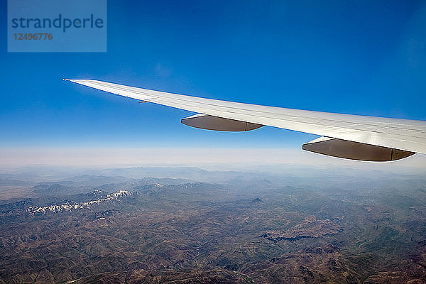 Blick aus einem Flugzeugfenster beim Überfliegen des Kaschmirgebirges  nahe der Grenze zwischen Pakistan und Afghanistan