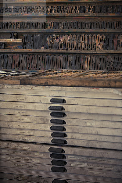 Antike hölzerne Druckpressenkästen  die mit großen Holzplatten gefüllt sind  die früher zur Herstellung von Drucken verwendet wurden.