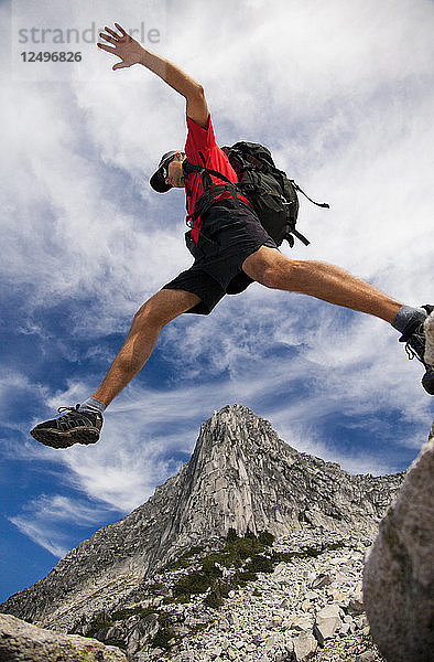 Low Angle View Of Male Backpacker Springen in British Columbia