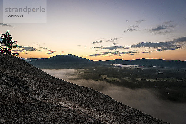 Sonnenaufgang und Morgennebel vom Cathedral Ledge State Park  NH