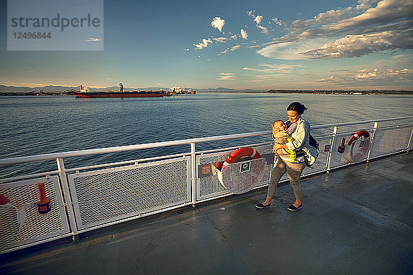 Eine Mutter  die mit ihrem Sohn auf dem Deck eines BC Ferries-Schiffes spazieren geht  während es den Hafen von Duke Point verlässt