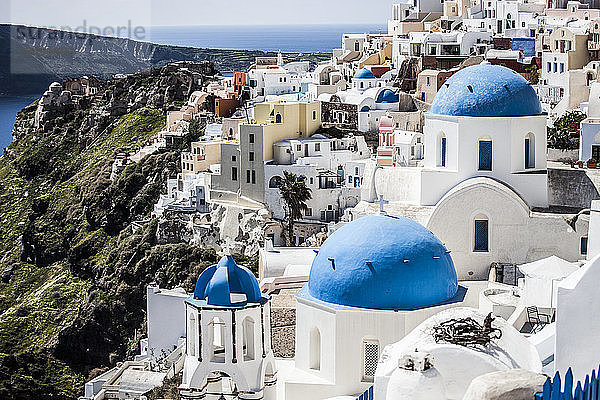 Blaue Kuppeldächer in Santorin  Griechenland.