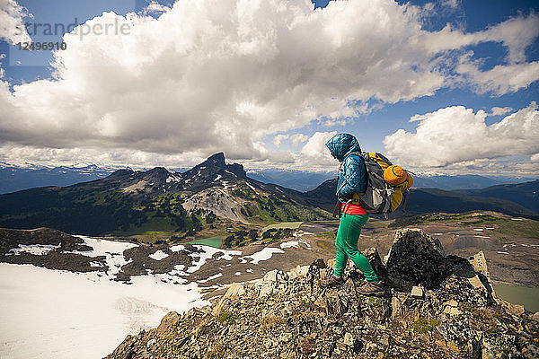 Eine junge Frau wandert auf dem Panorama Ridge mit dem Black Tusk Mountain im Hintergrund im Garibaldi Provincial Park  British Columbia  Kanada.