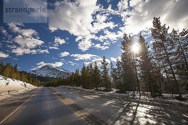 Der Icefields Parkway Highway verbindet die Nationalparks Jasper und Banff